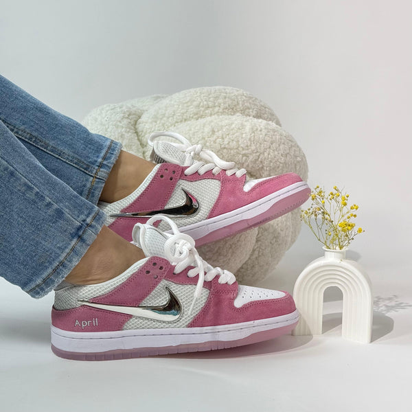NK SB Dunk Low April – Estilo Skater con Toques Rosados y Swoosh Cromado