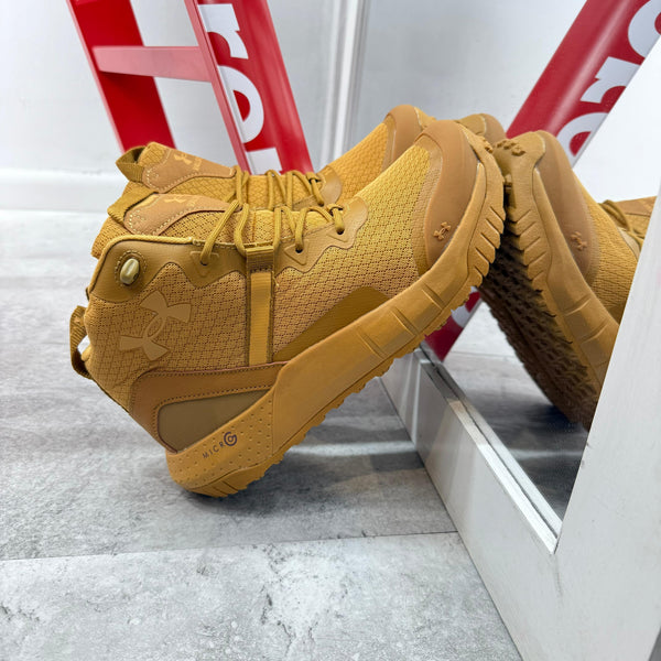 UNDER A Micro G Trek Mostaza – Estilo y Tracción Imparables