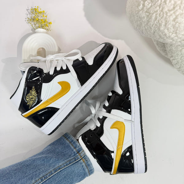 JDN 1 Mid Black Patent – Brillo y Estilo con Swoosh Amarillo