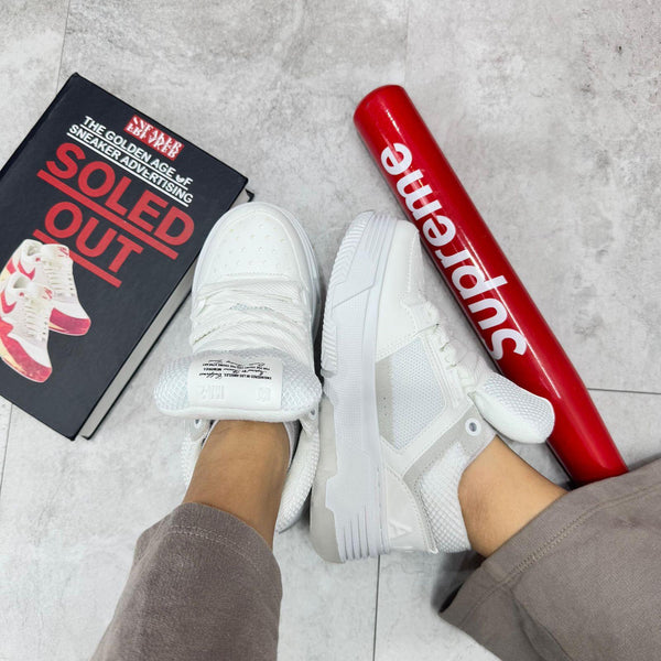 AMRI MA-1 "Triple White" – Elegancia y Exclusividad