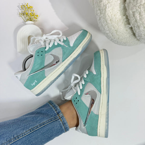 NK SB Dunk Low April – Estilo Skate con Swoosh Metálico y Toques Aqua