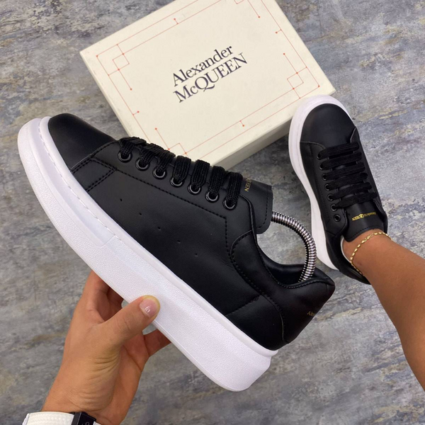 Alexander MQ Negras con Suela Blanca - Diseño Sofisticado y Versátil 🌟